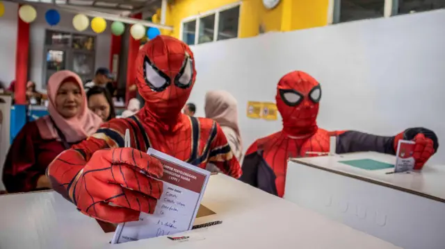 Petugas berkostum Superhero memasukan surat suara ke dalam kotak suara di TPS 12 Pasir Kaliki, Kota Cimahi, Jawa Barat, Rabu (27/11/2024). Warga setempat bersama petugas KPPS berinisiatif membuat TPS Superhero untuk memeriahkan sekaligus menghibur warga dan meningkatkan partisipasi pemilih pada Pilkada 2024 di Kota Cimahi yang memiliki daftar pemilih tetap sebanyak 419.974 pemilih dengan rincian sebanyak 207.226 pemilih laki-laki dan sebanyak 212.748 pemilih perempuan. 