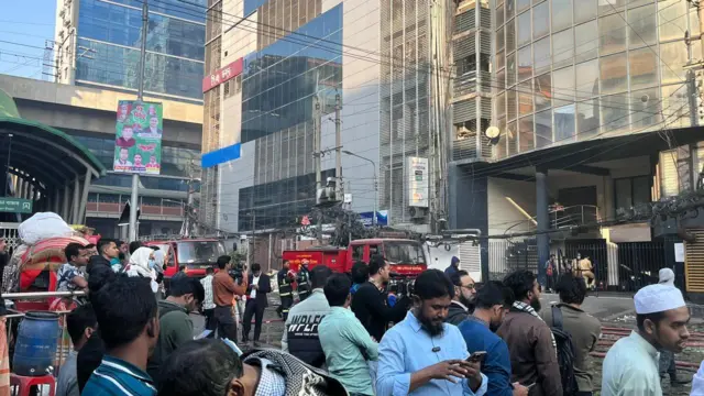 প্রথম আলো ও ডেইলি স্টারের সামনে মানুষজনকে জড়ো হতে দেখা গেছে