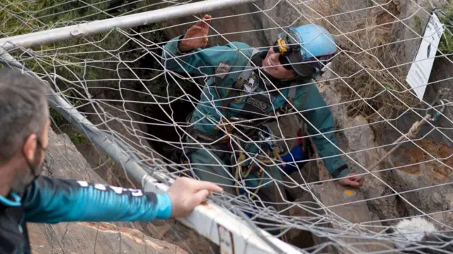 Beatriz Flamini menggunakan kaca mata hitam gelap untuk melindungi diri dari sinar matahari setelah tinggal di gua dalam kegelapan selama 500 hari