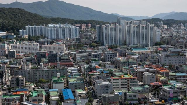 Un panorama de Seúl con edificios de apartamentos