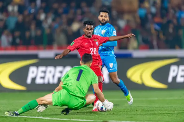 বাংলাদেশের গোলকিপার মিতুল মারমা রুখে দিচ্ছেন একটি আক্রমণ 