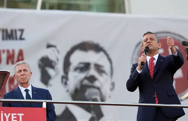 Özgür Özel elini yumruk yapmış konuşuyor