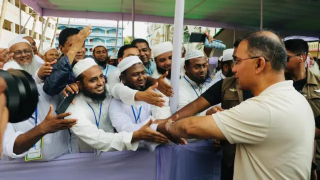 প্রধানমন্ত্রীর সঙ্গে হাত মেলাচ্ছেন কওমি মাদ্রাসার শিক্ষার্থীরা