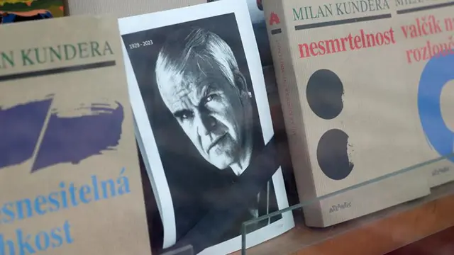 Retrato y libros de Milan Kundera en una biblioteca en Praga.