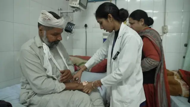 अस्पताल में इलाज कराता किसान