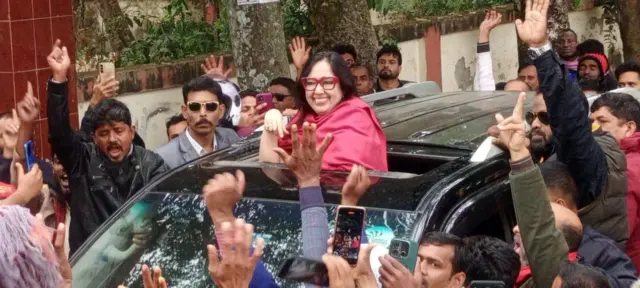 রুমিন ফারহানা হুড খোলা গাড়িতে করে নির্বাচনি প্রচার চালাচ্ছেন। পাশে তার উল্লসিত কর্মী সমর্থকদের দেখা যাচ্ছে।