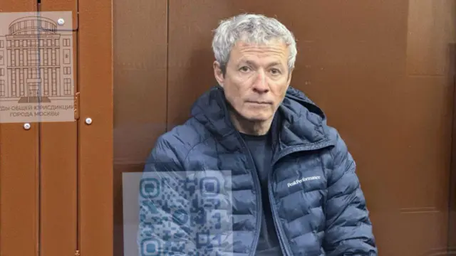 Подсудимый седой мужчина в синей куртке слушает приговор