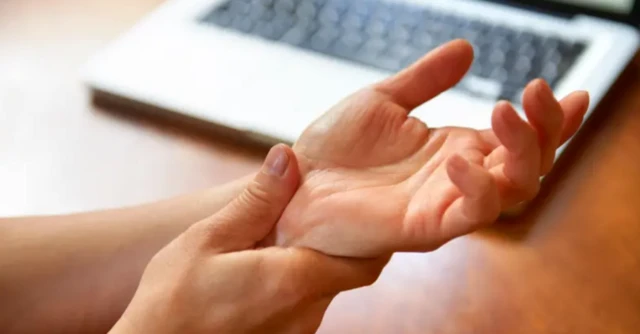 د بي‌۱۲ویټامین کمښت په تدریجي ډول رامنځته کېږي، نو نښې نښانې یې هم په تدریجي ډول راڅرګندېږي او د وخت په تېرېدو لا نورې جدي کېږي