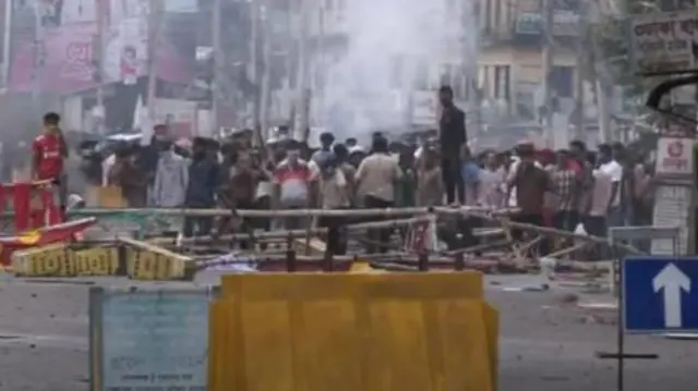 পরিস্থিতি নিয়ন্ত্রণে আনতে আইনশৃঙ্খলা বাহিনী ফাঁকা গুলি, রাবার বুলেট ও টিয়ার গ্যাস ছোঁড়ে