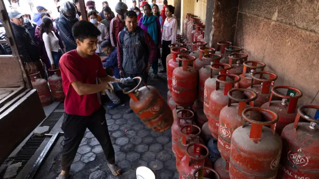 ग्यास विक्रेताकहाँ भिड