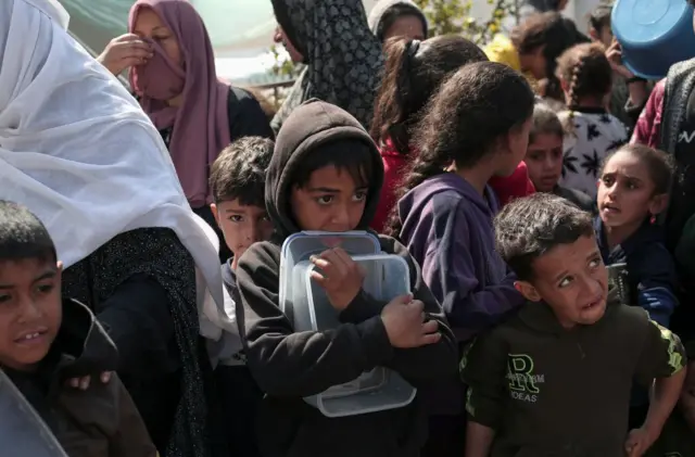 उत्तरी ग़ज़ा में खाने की तलाश में आए विस्थापित ग़ज़ावासी