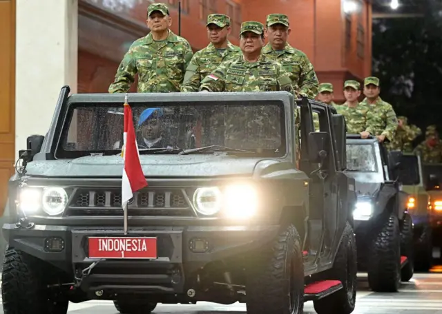 Foto yang dirilis oleh Istana Kepresidenan pada 25 Oktober 2024 ini memperlihatkan Presiden Prabowo Subianto (ketiga dari kiri) diapit oleh Menteri Pertahanan Sjafrie Sjamsoeddin (kiri), Panglima TNI Jenderal Agus Subiyanto (kedua dari kiri) dan Komisaris Jenderal Polisi Listyo Sigit Prabowo (tengah), di Akademi Militer saat retret kabinet di Magelang, Jawa Tengah.