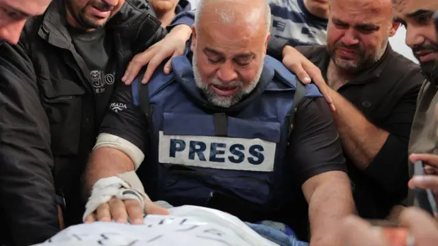 وائل الدحدوح، رئیس دفتر الجزیره در سوگ پسرش حمزه نشست