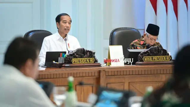 Presiden Joko Widodo memimpin rapat internal kabinet membahas tindak lanjut penyelesaian non-yudisial pelanggaran HAM berat masa lalu, Selasa (02/05). 