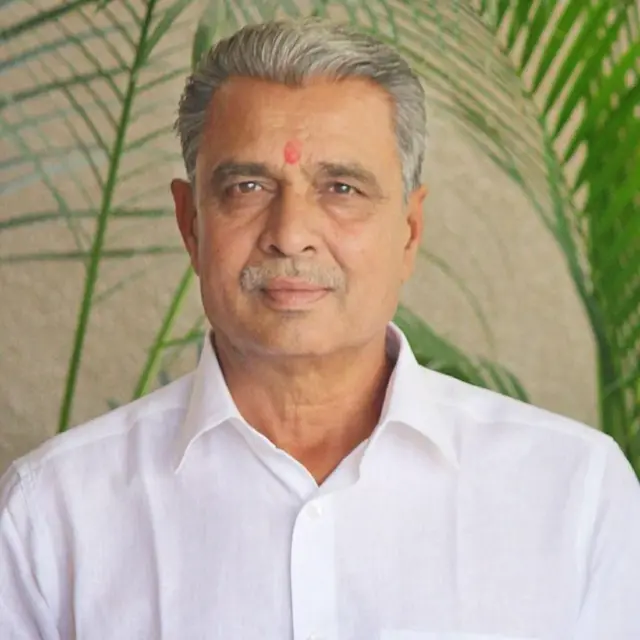 મંગળવારે આણંદમાં યોજાયેલી ચૂંટણીમાં અમૂલના નવા ચૅરમૅન અને વાઇસ ચૅરમૅન ચૂંટાયા પછી અશોકભાઈ ચૌધરી (જમણેથી બીજા) અને ગોરધનભાઈ ધામેલિયા (ડાબેથી બીજા) નજરે પડે છે.
આણંદ, અમૂલ, જીસીએમએમએફ, ફેડરેશન, દૂધીયું રાજકારણ, બનાસ ડેરી, સાબર ડેરી, રાજકોટ ડેરી, ગોપાલ ડેરી, સુમુલ ડેરી. 