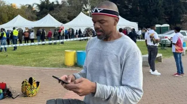 Oludibo kan pẹlu foonu rẹ