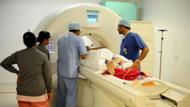 "ජෛව සාම්පල් පරීක්ෂාවක් කරනවා. ඒ වගේම MRI පරික්ෂණ වගේම මෙම පිළිකාව අස්ථි වලට පැතිරිලා ද කියලා බලන්න වෙනම පරීක්ෂණයක් කරලා බලනවා." 