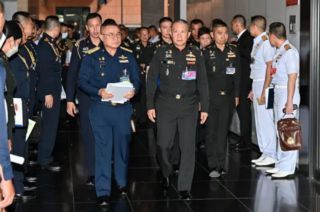 พล.อ.ทรงวิทย์ หนุนภักดี ผบ.ทสส. นำทีม ผบ.เหล่าทัพ เข้าชี้แจงงบของกองทัพต่อที่ประชุม กมธ.วิสามัญงบประมาณ เมื่อ 17 ม.ค.