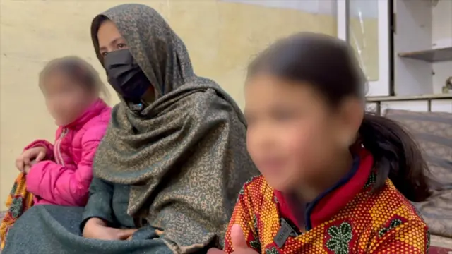 همسر عبدالصابر حسینی که تنها یک هفته پیش، داوطلبانه برای ترک اعتیاد، راهی درمانگاه «امید» شده بود، میان دو دخترش در خانه نشسته‌است و ماسک صورت و چادر پوشیده‌است. 