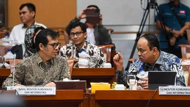 Menteri Komunikasi dan Informatika Budi Arie Setiadi (kanan) berbincang dengan Wakil Menteri Kominfo Nezar Patria (kiri) saat mengikuti rapat kerja dengan Komisi I DPR