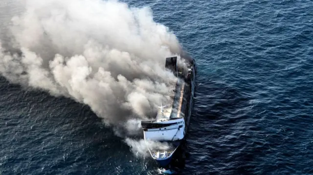 Kapal Mutiara Sentosa 2 terbakar di perairan Sumenep, Jawa Timur, Minggu (02/08).