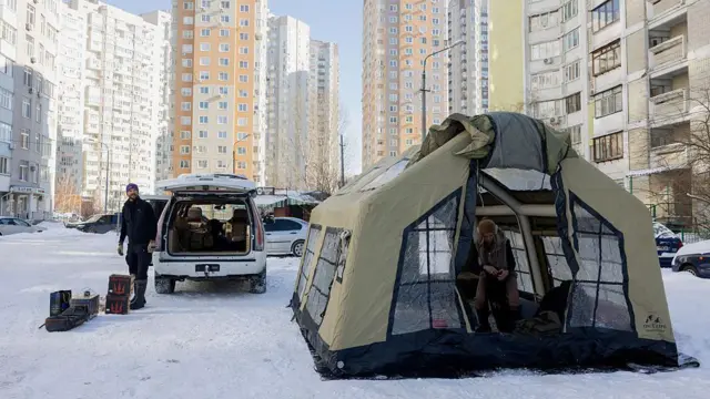 Багато будинків в Київі залишилися без тепла після російських атак 