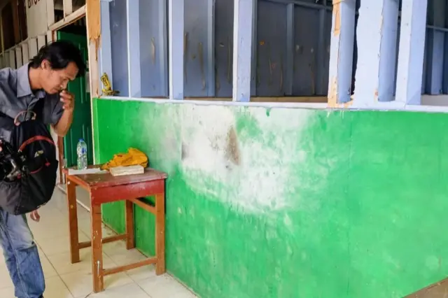 Lokasi tempat bom rakitan yang diduga diledakkan oleh seorang siswa di depan ruang kelas XII IPS 7 MAN 3 Kota Padang, Kelurahan Balai Gadang, Kecamatan Koto Tangah, Kota Padang, Selasa (14/07/2026). Ledakan berdaya rendah tersebut tidak menimbulkan korban jiwa, namun meninggalkan bekas gosong akibat mesiu pada area sekitar lokasi.(
