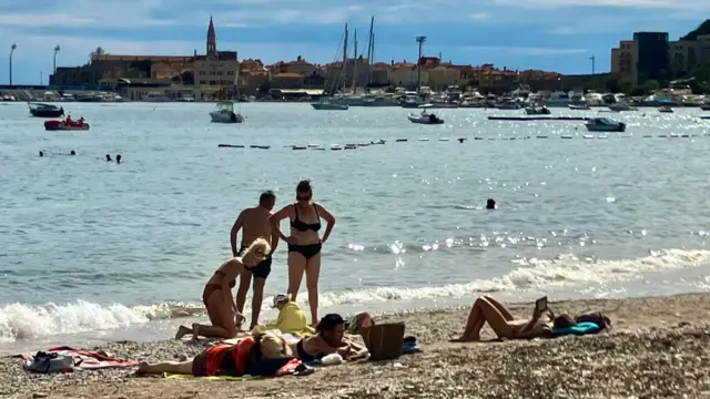 Playa de Budva con cistas a la ciudad antigua y la ciudadela.
