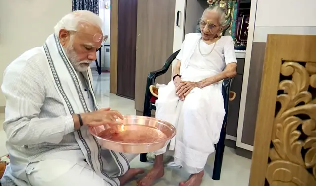 હીરાબા સાથે નરેન્દ્ર મોદી