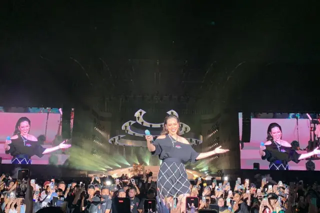 Penyanyi Raisa hadir dalam konser di Stadion Utama Gelora Bung Karno (GBK) Jakarta, Sabtu (25/2/2023)