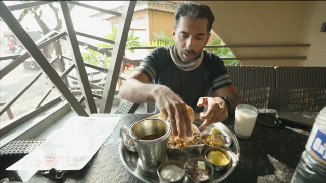 ابرار حسن انڈیا میں روایتی انڈین کھانا کھا رہے ہیں