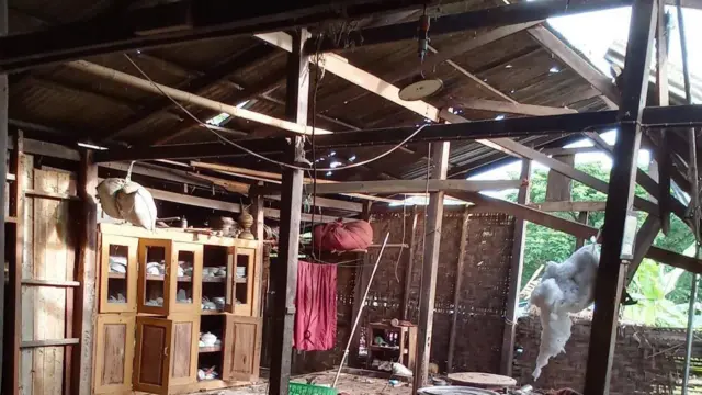 တိုက်ပွဲအတွင်း လက်နက်ကြီးကျရောက်ပေါက်ကွဲထားတဲ့ဘုန်းကြီးကျောင်း အပျက်အစီးတွေကို မြင်ရတာဖြစ်ပါတယ်။ သွပ်မိုး သစ်တိုင် ဝါးရံကာ ဘုန်းကြီးကျောင်းဆောင်မှာ ခေါင်မိုးက သွပ်တွေ ပွင့်ထွက်နေပြီး ခေါင်းရင်းခန်းက ဝါးထရံကာလည်း သုံးပုံတစ်ပုံနီးပါး ပြိုကျ ကွာကျနေပါတယ်။