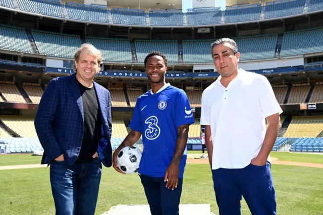 بهداد اقبالی (راست)، همراه با تاد بولی و رحیم استرلینگ که این فصل از منچستر سیتی به چلسی ملحق شد