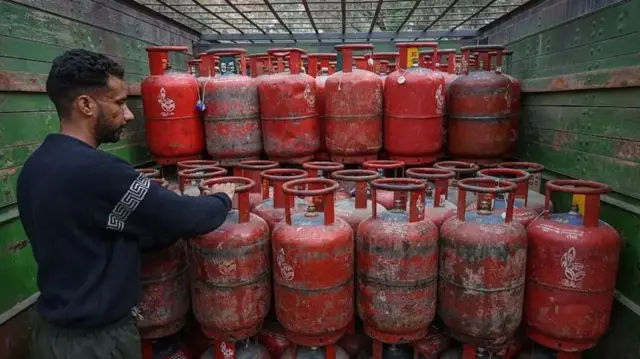 کوکنگ گیس کی قلت سے پورے ملک میں بحرانی صورت حال پیدا ہو گئی ہے