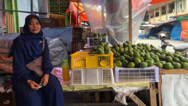 Yenti, pedagang di Pasar Raya Padang sedang menunggu pembeli yang sepi