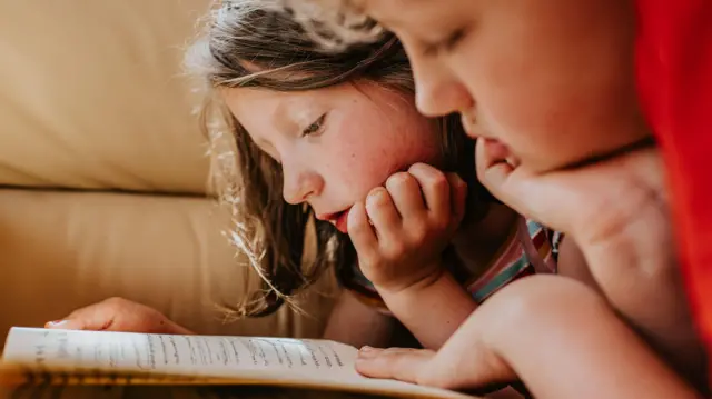 Dos niños leyendo. 