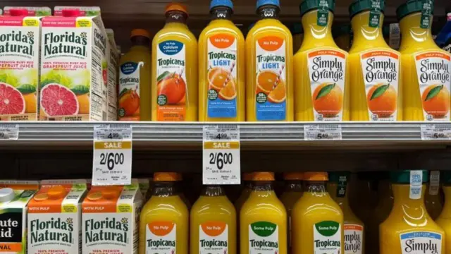 Garrafas de suco de laranja em prateleira de um mercado americano