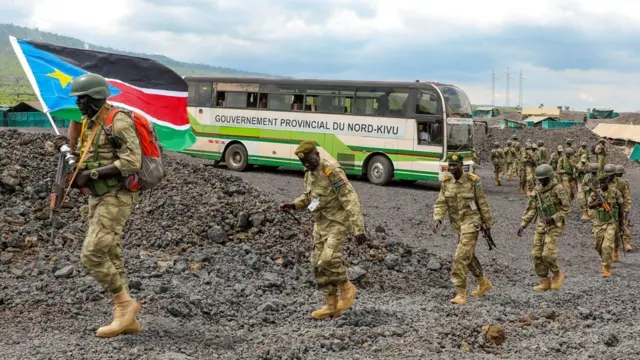 Abasirikare ba Sudani y'Epfo barimo ufite ibendera