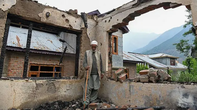 Un hombre dentro de su casa en Salamabad, Uri, cerca de la Línea de Control en la Cachemira administrada por la India.