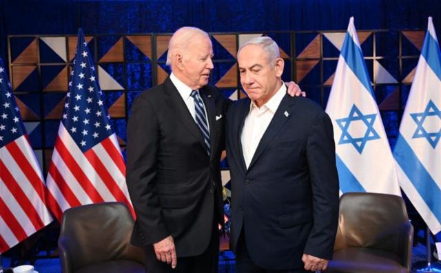 الرئيس الأمريكي جو بايدن (يسار) ورئيس الوزراء بنيامين نتنياهو (يمين) في تل أبيب، في 18 أكتوبر/تشرين الأول 2023.