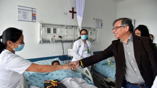 Presidente colombiano visita criançasjogos online em grupohospital