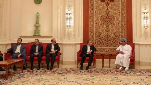 استقبال مقام های عمان از مذاکره کنندگان ایران در فرودگاه مسقط. عباس عراقچی، وزیر خارجه ایران ریاست گروه مذاکره کننده اتمی این کشور با آمریکا را بر عهده دارد