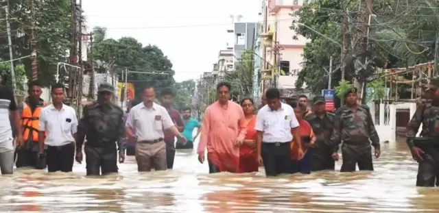 ত্রিপুরা মুখ্যমন্ত্রী মানিক সাহা (মাঝে, কমলা পাঞ্জাবী গায়ে) আগরতলার রাস্তায়
