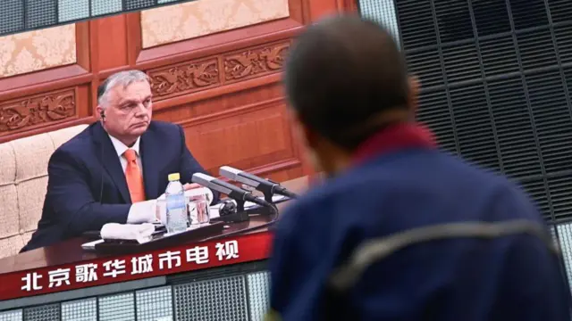 Orban'ın Çin Cumhurbaşkanı Şi Cinping'i ziyareti, Çin'de bir haber bülteninde gösteriliyor.