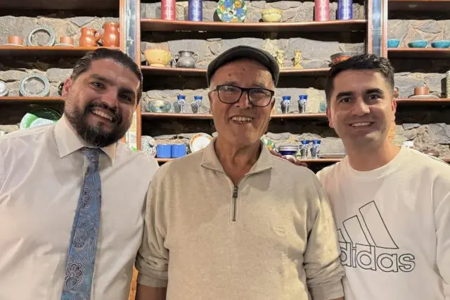 ملګري میسح احمدزي (کیڼ اړخ ته) او خالد امیري (ښي اړخ ته)، چې له عارف صالحي سره په انځور کې دي، د رسټورانټ د بندېدو په اړه خواشیني دي او دوی یې د کور یوه ټوټه ګڼي.