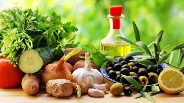 ብፍሩታታትን ኣሕምልትን ዝሃብተመ ሚዛናዊ ኣመጋግባ፡ ሓደ ካብቲ ንጽቡቕ ዕድመ ምድፋእ ዝሕግዙ መፍትሕታት እዩ