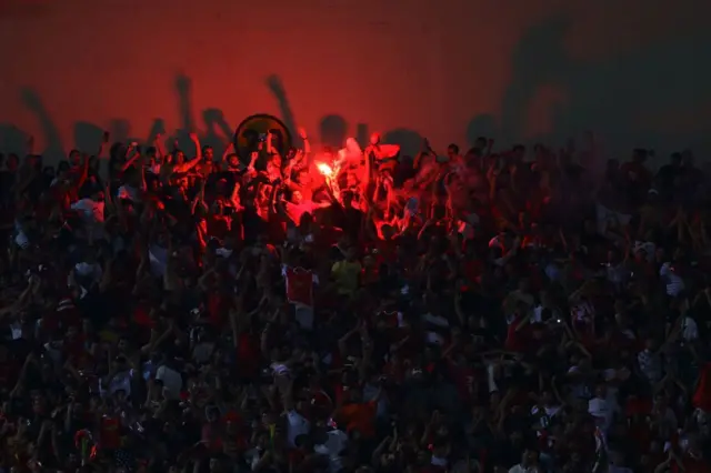 تماشاگران فوتبال در استادیوم آتش روشن کرده اند