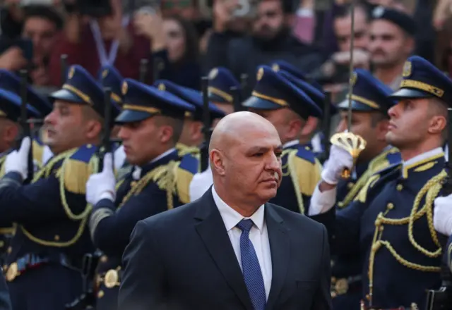 الرئيس اللبناني جوزيف عون مرتدياً لباساً رسمياً في موكب رسمي