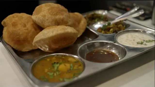 सुबह के समय दूर-दूर से लोग नाश्ते के लिए पूरी सब्जियों के लिए लखनऊ की खास दुकानों पर पहुंचते हैं