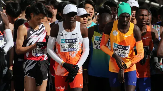 Eliud Kipchoge (kushoto) akiwa kwenyemstari kabla ya kuanza kwa Tokyo Marathon mnamo Machi 2024